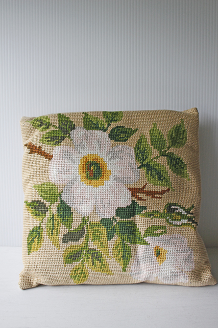 北欧刺繍/ヴィンテージクッション/野ばら/SOLD OUT