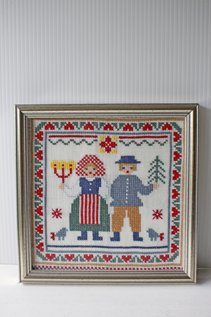 【クリスマス】北欧ヴィンテージ/刺繍のフレーム/民族衣装のカップル