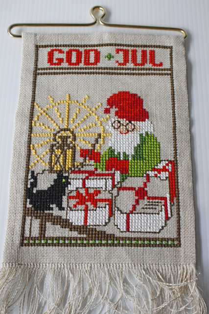 【クリスマス】北欧ヴィンテージ/刺繍の壁掛け/ニッセとプレゼント