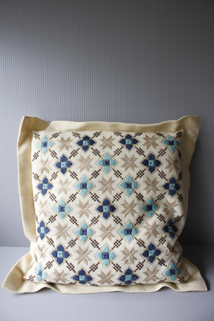 北欧刺繍/ヴィンテージクッション/ブルーフラワーと雪の結晶/SOLD OUT