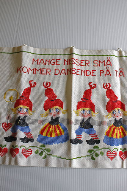 北欧ヴィンテージ/手刺繍壁掛け/ニッセのダンス