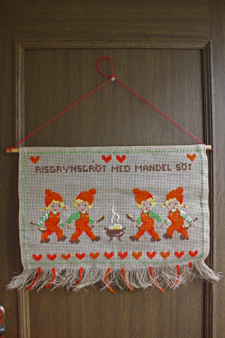 北欧ヴィンテージ/手刺繍壁掛け/ニッセとミルク粥