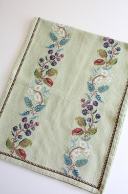 北欧刺繍/ヴィンテージテーブルセンター/ブルーベーリー＆フラワー/SOLD OUT