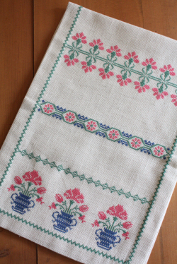 北欧刺繍/ヴィンテージテーブルセンター/ローズピンクのフラワーモチーフ/SOLD OUT