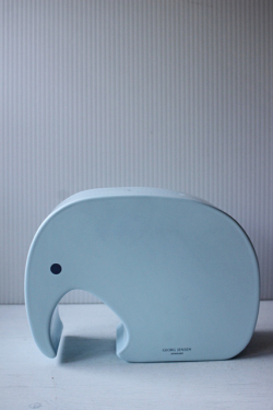 横幅17cm、高さ12.5cm、奥行き6cm