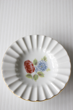 北欧ヴィンテージ/Lyngby Porcelain/アイボリーホワイト豆皿/フラワーモチーフ/SOLD OUT