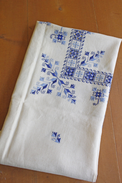 北欧の手仕事/手刺繍のクロス/リネン/104×104cm/SOLD OUT