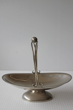 Φ15.5×9cm、高さ5cm、持ち手までの高さ15cm