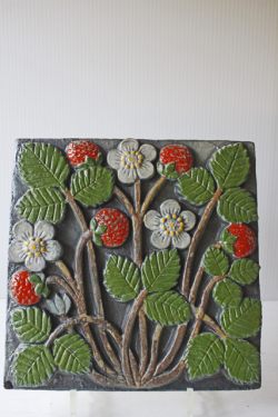 北欧ヴィンテージ/Lisa Larson（リサラーソン）/陶板の壁掛け/ワイルドストロベリー