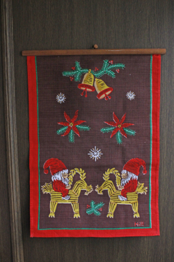 【クリスマス】北欧ヴィンテージ/壁掛け/わらのヤギに乗る妖精ニッセ