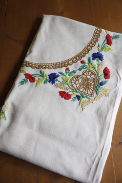 北欧の手仕事/手刺繍のクロス/コットン/125×125cm/SOLD OUT