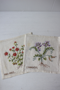 北欧ヴィンテージ/ハンドメイド/手刺繍/フラワーモチーフ/2枚セット/No.7