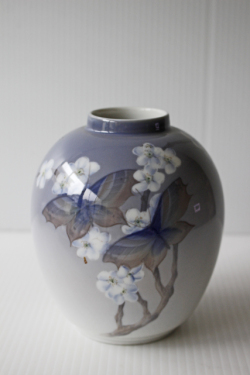 北欧ヴィンテージ/Royal Copenhagen/花瓶/蝶々と梅の花/SOLD OUT