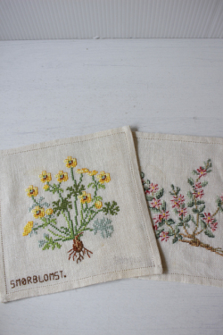 北欧ヴィンテージ/ハンドメイド/手刺繍/フラワーモチーフ/2枚セット/No.8