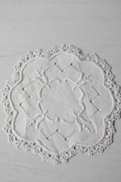 北欧の手仕事/手刺繍のドイリー/hedebo/Φ15.5cm/SOLDOUT