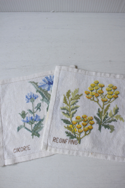 北欧ヴィンテージ/ハンドメイド/手刺繍/フラワーモチーフ/2枚セット/No.10