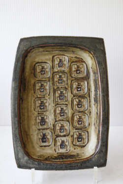 15.5×21.5cm、高さ4cm