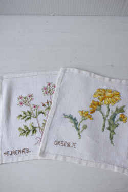北欧ヴィンテージ/ハンドメイド/手刺繍/フラワーモチーフ/2枚セット/No.12