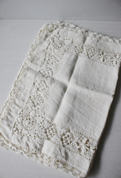 北欧の手仕事/手刺繍のテーブルセンター/33×92cm/SOLD OUT
