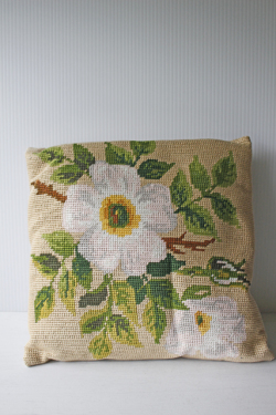 北欧刺繍/ヴィンテージクッション/野ばら/SOLD OUT