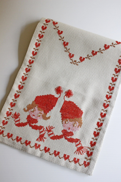 【クリスマス】北欧ヴィンテージ/手刺繍テーブルセンター/ニッセの子供たち