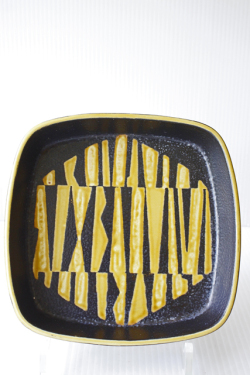 16.5×16.5cm、高さ3.5cm