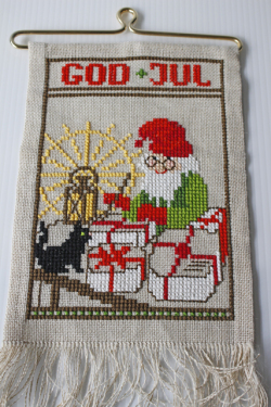 【クリスマス】北欧ヴィンテージ/刺繍の壁掛け/ニッセとプレゼント