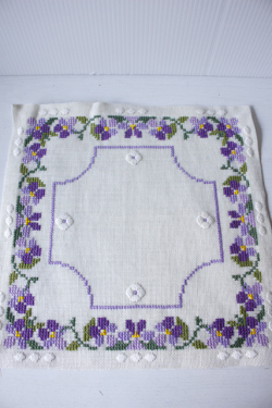 北欧ヴィンテージ/刺繍クロス/フラワーモチーフ/ビオラ/SOLD OUT