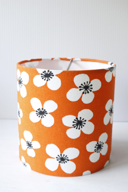 北欧照明/ランプシェード/Almedahls/オレンジ×ホワイトフラワー（Φ15ｃｍ×15ｃｍ）/SOLD OUT