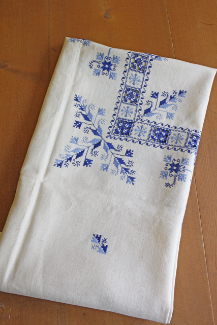香港ヴィンテージ　刺繍　テーブルクロス お揃いのナプキン12枚OOAK刺繍花柄 香港ヴィンテージ 刺繍 テーブルクロス お揃いのナプキン12枚