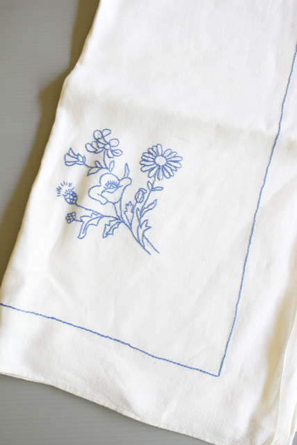 ひまわり　カロチャ手刺繍　混紡リネン　大判　テーブルクロス　145×215 ひまわり カロチャ手刺繍 混紡リネン 大判 テーブルクロス 145×215