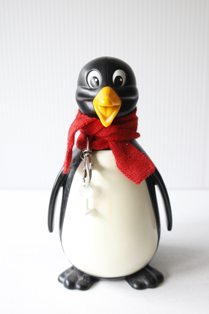 昭和レトロ 当時物　ナショナルノベルティ　スペースペンギン陶器製　貯金箱 昭和レトロ 陶器製 ペンギン 貯金箱 - メルカリ