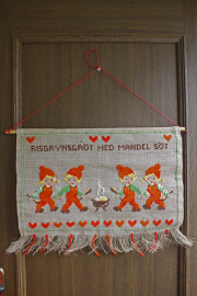 北欧ヴィンテージ/手刺繍壁掛け/ニッセとミルク粥