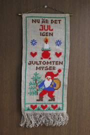 【クリスマス】北欧ヴィンテージ/刺繍の壁掛け/ニッセとクリスマスモチーフ