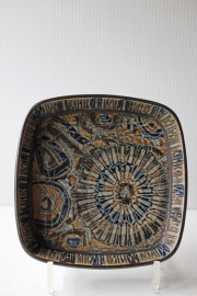16.5×16.5cm、高さ3cm