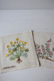 北欧ヴィンテージ/ハンドメイド/手刺繍/フラワーモチーフ/2枚セット/No.8