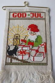 【クリスマス】北欧ヴィンテージ/刺繍の壁掛け/ニッセとプレゼント