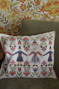 北欧刺繍/ヴィンテージクッション/民族衣装の男女/SOLD OUT