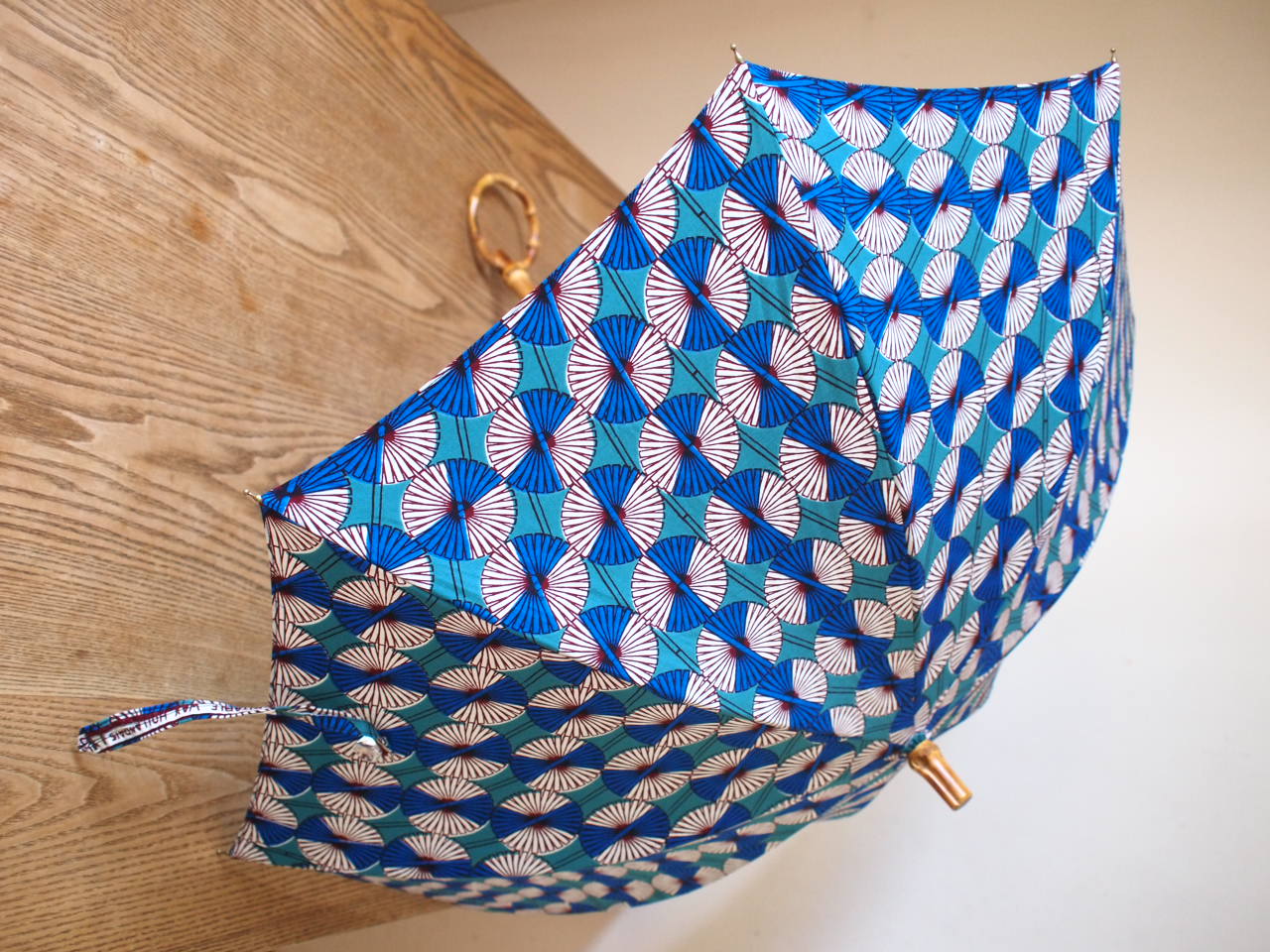 アフリカンプリントの晴雨兼用傘　サークル柄　グリーン×ブルー　ハンドル　バンブーバングル