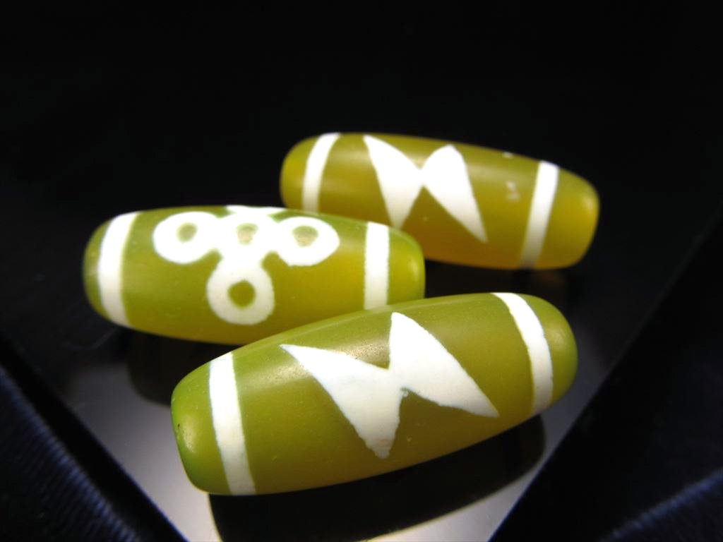 ◆激安限定入荷◆お買い得！◆明るいビタミンカラー◆至純風化天珠◆閃電五眼天珠(せんでんごがんてんじゅ)◆縦サイズ：約30mm◆