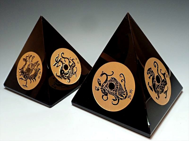 風水 天然黒曜石 四神ピラミッドの置物
