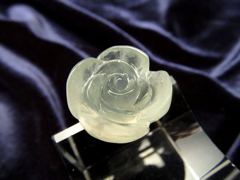 ◆限定入荷！◆美透明パステルグリーン◆かわいいローズ型◆真実を見抜く石◆1点物◆プレナイト薔薇型【葡萄石】ルースタンブル◆最大幅約18.7mm◆約4.4g◆ポーチ付き◆【オーストラリア産】