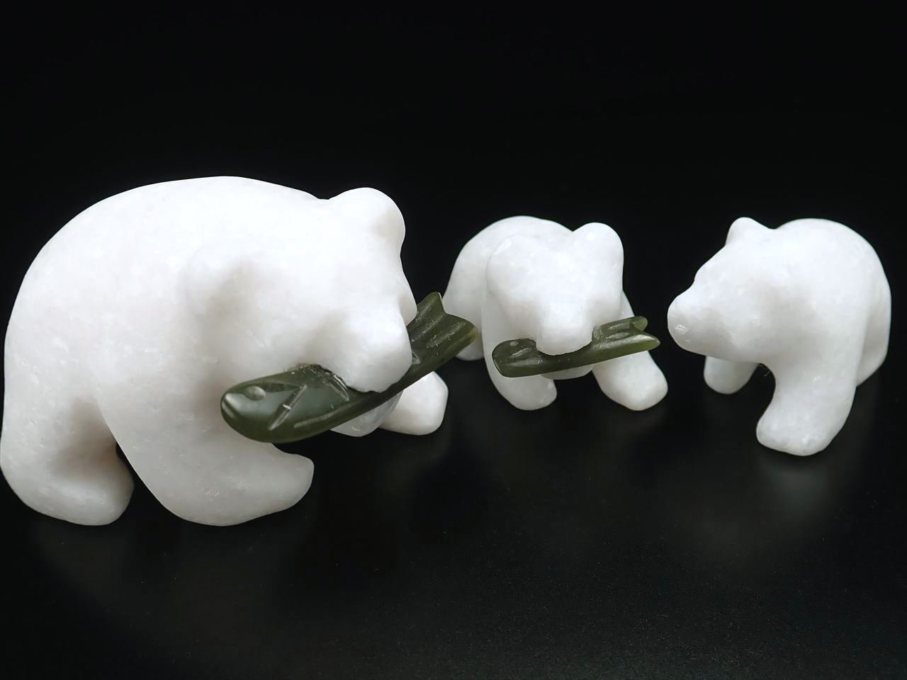 ◆ホワイトベアーファミリー◆愛くるしいキラキラ白熊置物◆まるで雪の結晶！◆白熊彫刻置物3点セット　クリスタリンライムストーン【大理石】＆カナディアンジェイド【翡翠】◆箱サイズ8cm×10cm 高さ5cm◆専用木箱付き◆【カナダ産】