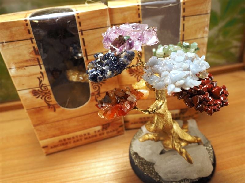 ◆大人気！天然石ツリー◆古代インドから伝わるエネルギー補給◆春のディスプレイに◆浄化！風水に◆デンバー展示会商品◆チャクラ天然石さざれ　ツリー◆専用箱入り◆高さ約12cm◆