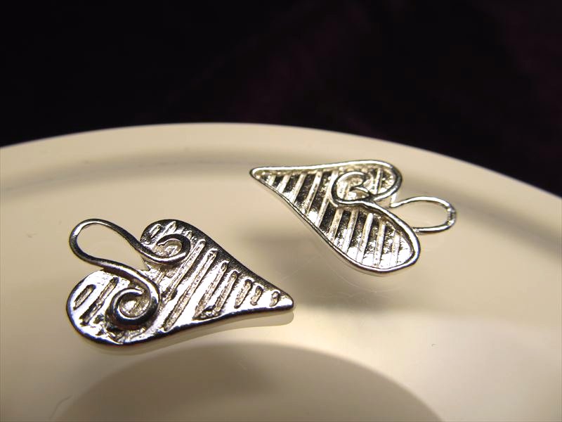 ◆高品質Silver925パーツ◆使い方様々！手作りアクセサリーのアクセントに！◆ハート型チャーム◆カン幅約2.5mm 縦約19mm◆CMP094◆