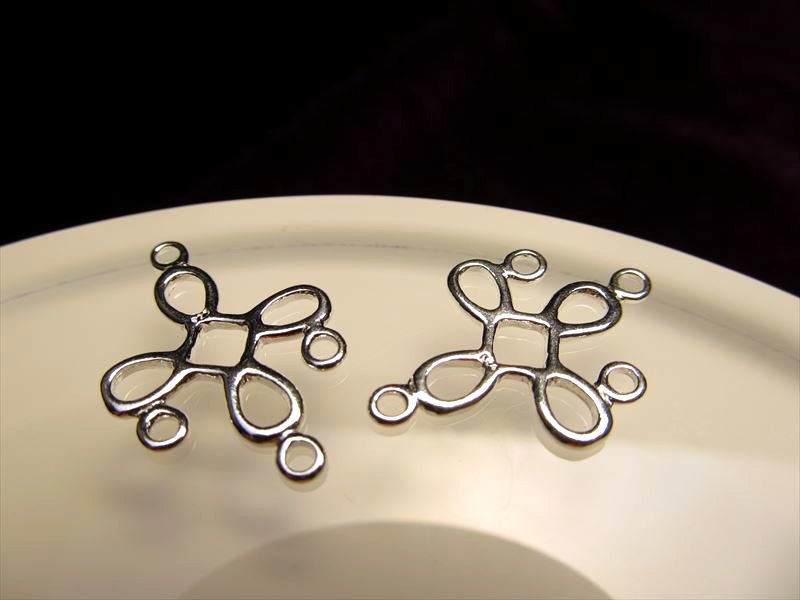 ◆高品質Silver925パーツ◆使い方様々！手作りアクセサリーのアクセントに！◆カン付きクロスコンポーネント◆縦約23mm 横約16.4mm カン穴内径約1.8mm◆CMP115◆