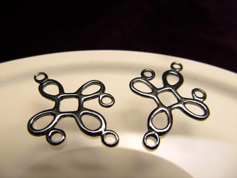◆高品質Silver925パーツ◆使い方様々！手作りアクセサリーのアクセントに！◆カン付きクロスコンポーネント◆縦約23mm 横約16.4mm カン穴内径約1.8mm◆アンティーク仕様◆CMP120◆