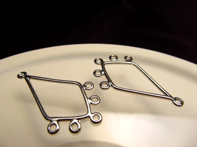 ◆高品質Silver925パーツ◆使い方様々！手作りアクセサリーのアクセントに！◆カン付き雫型コンポーネント◆縦約28.4mm 横約17.7mm カン穴内径約1.5mm◆ロジウム仕様◆CMP131◆