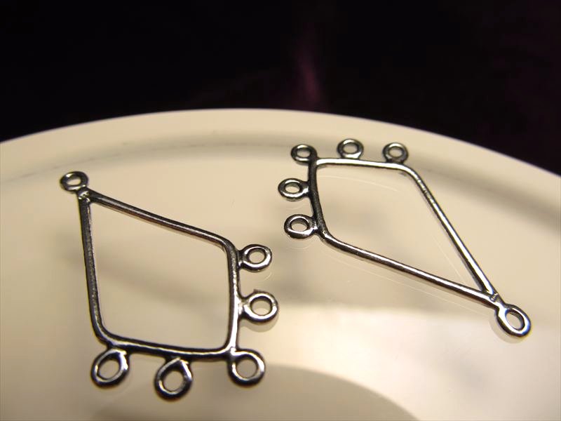 ◆高品質Silver925パーツ◆使い方様々！手作りアクセサリーのアクセントに！◆カン付き雫型コンポーネント◆縦約28.4mm 横約17.7mm カン穴内径約1.5mm◆アンティーク仕様◆CMP132◆