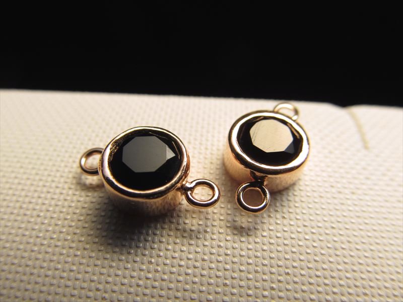 ◆高品質Silver925パーツ◆使い方様々！手作りアクセサリーのアクセントに！◆オニキス付きコネクタコンポーネント◆直径約8mm カン穴内径約1.5mm◆ピンクゴールド仕様◆CMP136◆